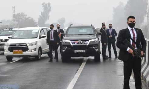 जाम में फंसा रहा पीएम नरेंद्र मोदी का काफिला, सोशल मीडिया पर किसी ने बताई साजिश / जाम में फंसा रहा पीएम नरेंद्र मोदी का काफिला, सोशल मीडिया पर किसी ने बताई साजिश /